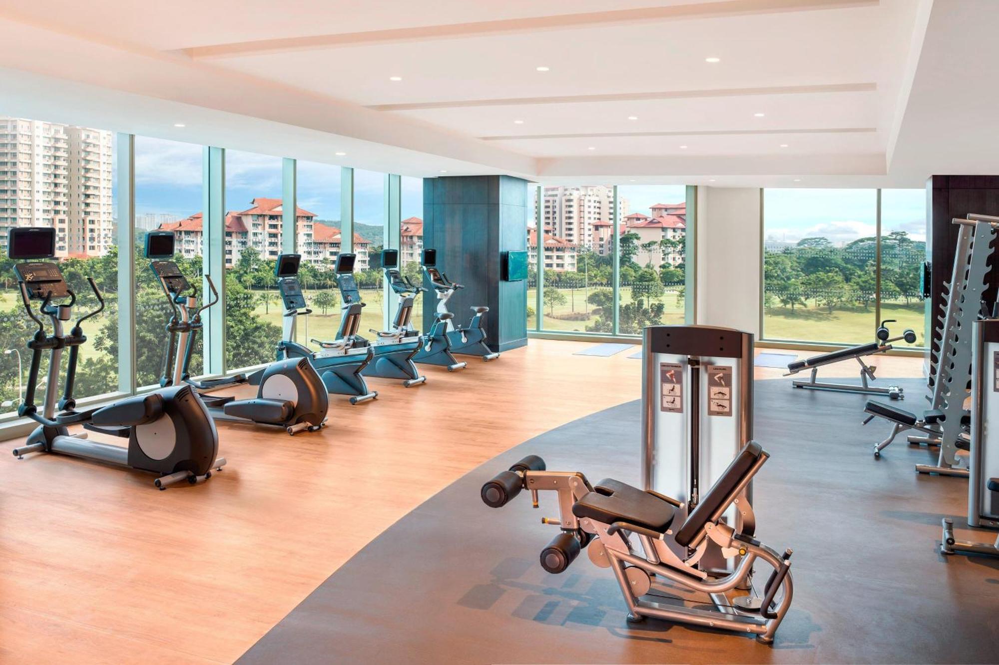 فندق لو ميريديان بوتراجايا المظهر الخارجي الصورة A gym at a condominium in Singapore