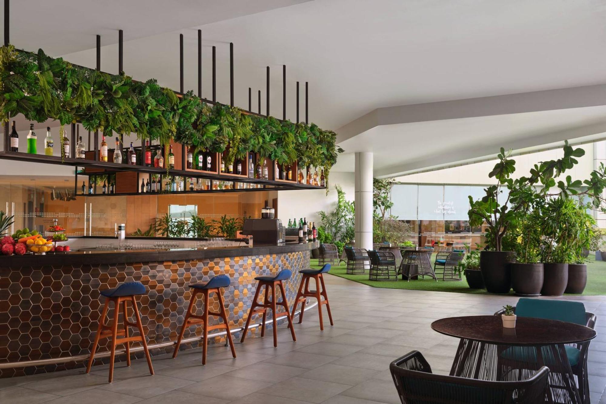 فندق لو ميريديان بوتراجايا المظهر الخارجي الصورة The rooftop bar at the hotel