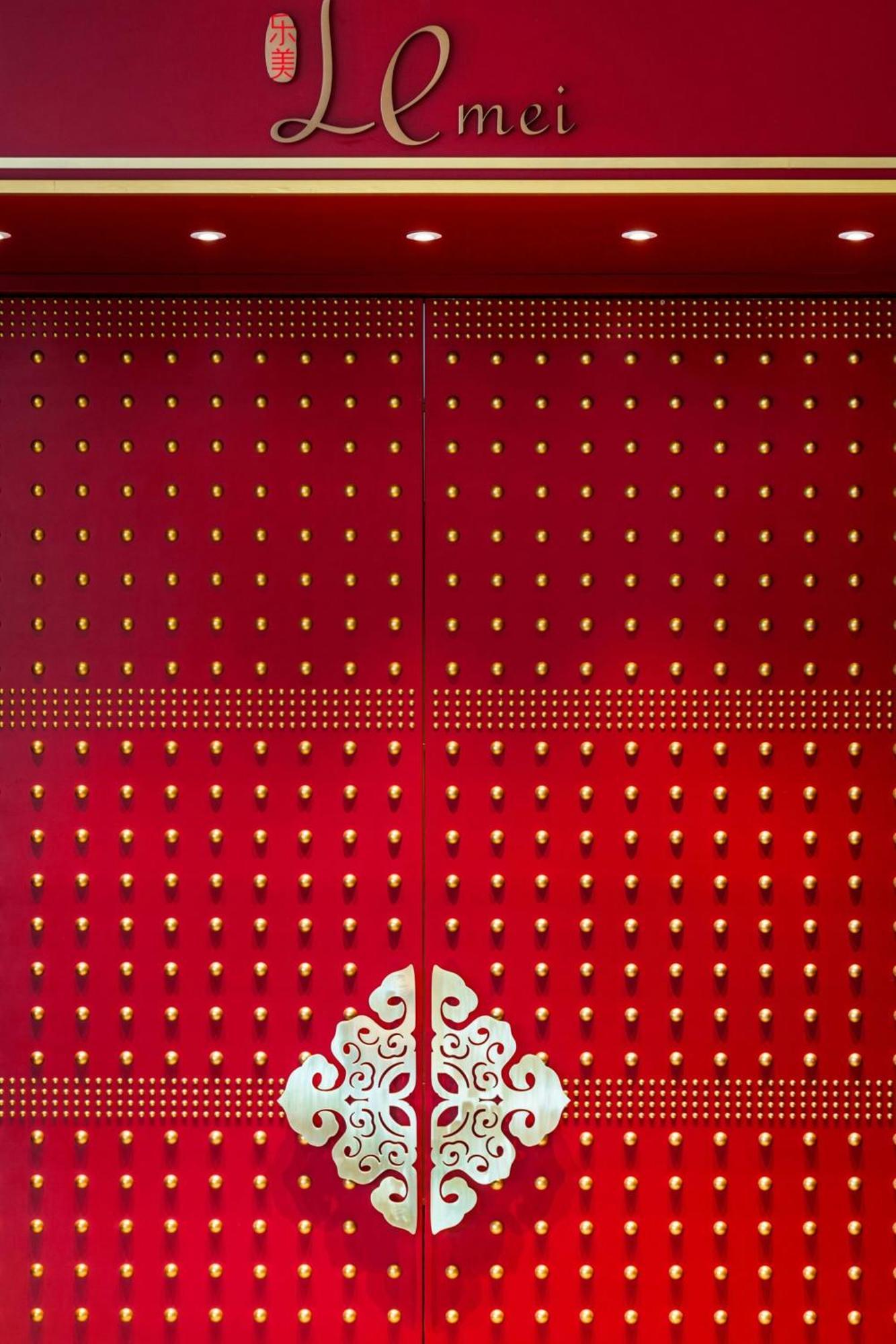فندق لو ميريديان بوتراجايا المظهر الخارجي الصورة The door of the Imperial Treasury